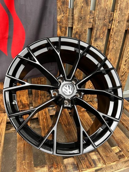 Stuttgart 8.0*19" 5/112 ET45 57.1 TS-5686 Gloss Black