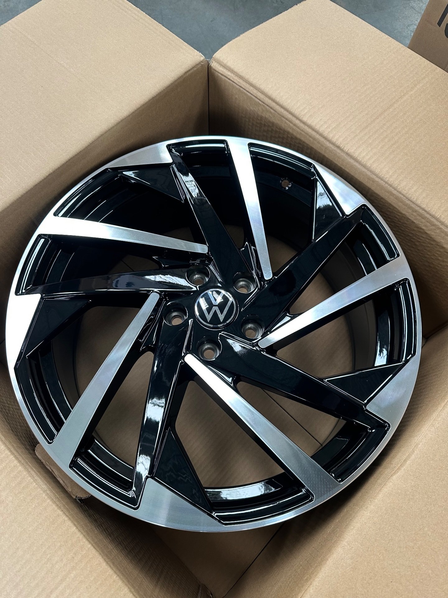 ADY Wheels 7.5*17 5/100 ET35 D57.1 3280 (VW) GBMF (Gloss Black Machine Face)