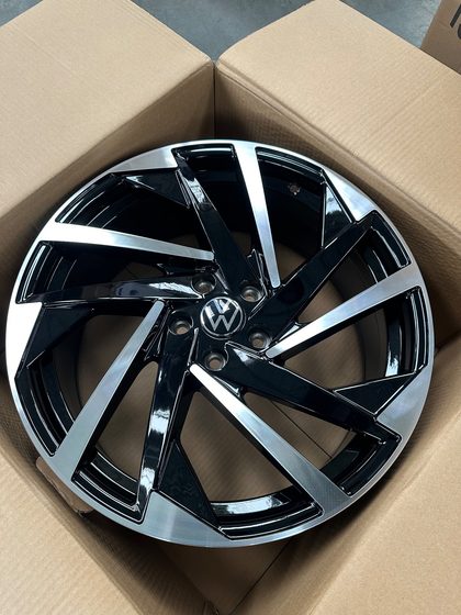 ADY Wheels 7.5*17 5/100 ET35 D57.1 3280 (VW) GBMF (Gloss Black Machine Face)